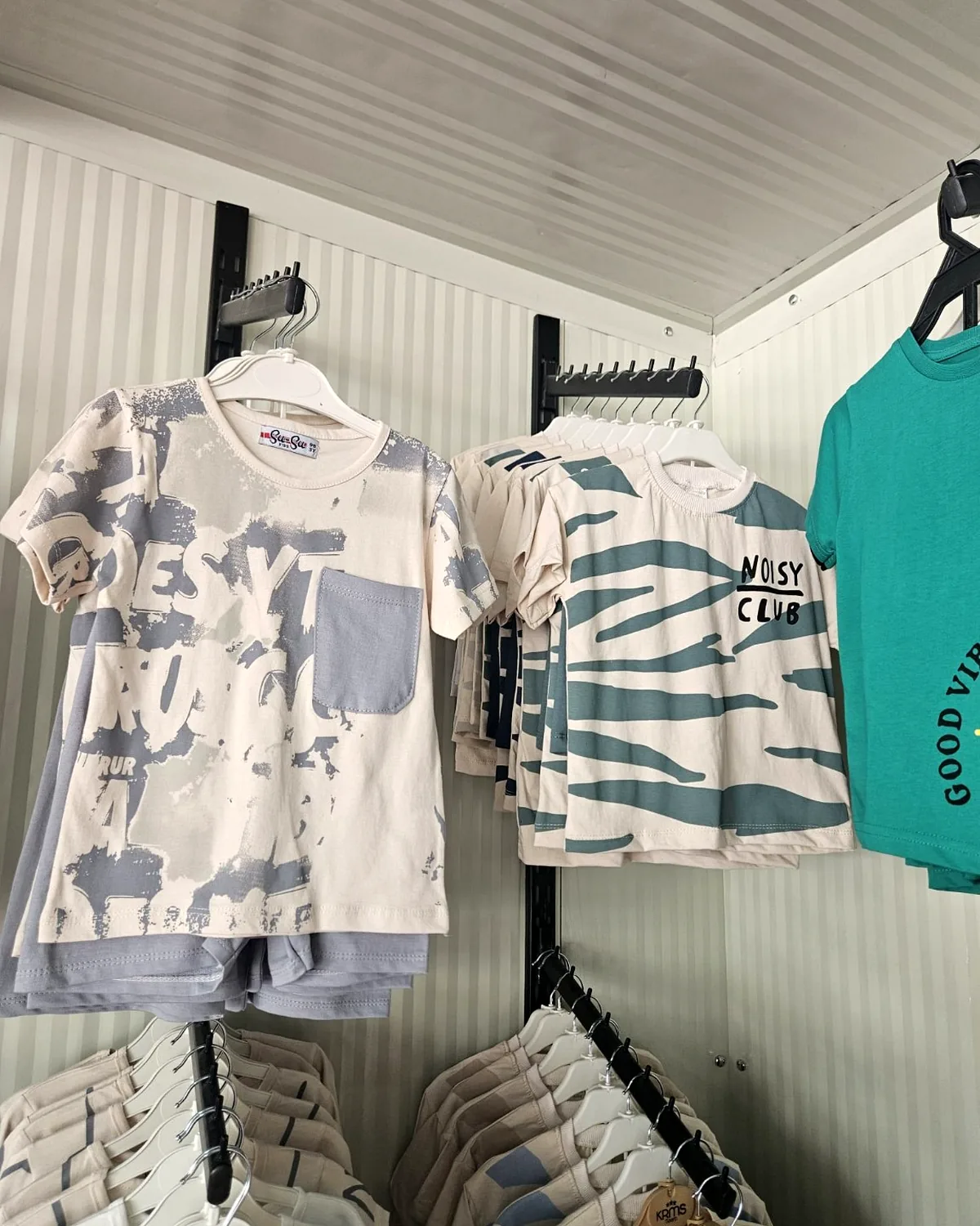 Desenli Noisy Club Tişörtler